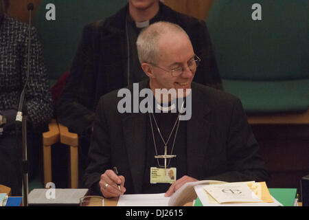 Londra REGNO UNITO. Il 19 novembre 2013. L Arcivescovo di Canterbury Justin Welby assiste l annuale sinodo generale come la chiesa di Inghilterra si prepara per una discussione in merito a se per consentire alle donne vescovi. Foto Stock