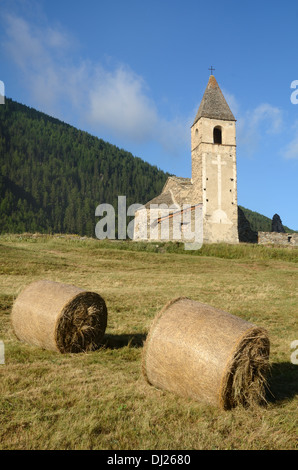 Balle di fieno di fronte Eglise St-Pierre d'Extravache Bramans Haute Maurienne Savoie Francia Foto Stock
