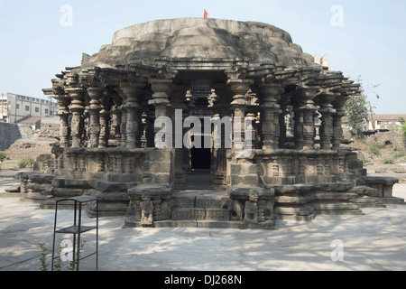 Kopeshwar tempio. General-View da Est che mostra Mandapa circolare. Khidrapur, Kolhapur, Maharashtra, India. Foto Stock