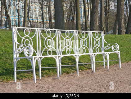 Legare banco di metallo in un Park Lane, Città di Pushkin, Russia Foto Stock