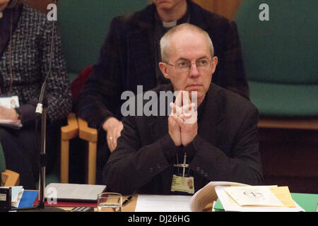 Londra REGNO UNITO. Il 19 novembre 2013. L Arcivescovo di Canterbury Justin Welby assiste l annuale sinodo generale come la chiesa di Inghilterra si prepara per una discussione in merito a se per consentire alle donne vescovi. Foto Stock