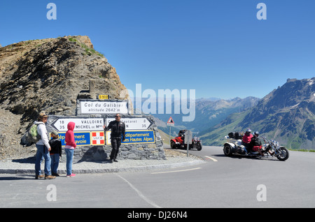 Turisti, Motociclisti E Motociclisti Al Passo Del Monte Col Du Galibier Tra Savoia E Alpi Francesi Hautes-Alpes Francia Foto Stock