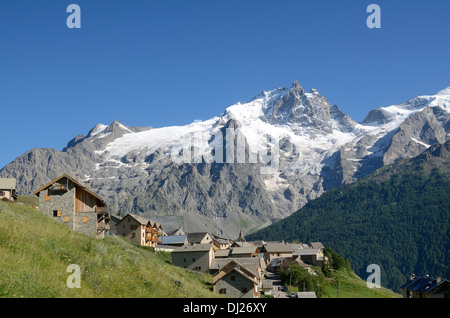Le Chazelet Village La Meije Peak & Glacier Parco Nazionale degli Ecrins Alpi Francesi Francia Foto Stock