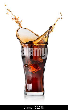 Splash di cola in un vetro isolato su uno sfondo bianco Foto Stock