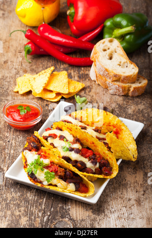 Taco con chili con carne in una ciotola Foto Stock