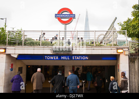 City of London Tower Hill Station tfl metropolitana metro LUL ingresso persone il Coccio in distanza meridiana gigante sun dial sfondo alberi ad albero Foto Stock