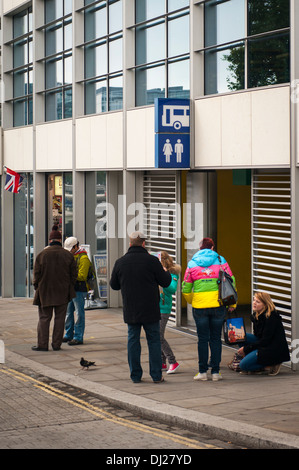 Regno unito Gb City Tower of London turisti coda uomini donne ragazza fuori bagni pubblici servizi igienici wc loo bagni moderni servizi igienici loos restroom scene di strada Foto Stock
