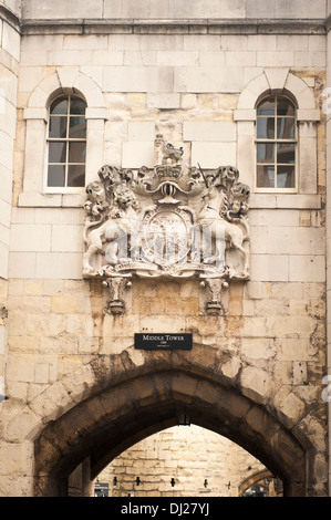 City Tower of London Middle Tower costruito 1280 ristrutturato 1717 Royal Coat of Arms cresta dettaglio sopra l'entrata arco era terzo ponte levatoio alla Byward Tower Foto Stock