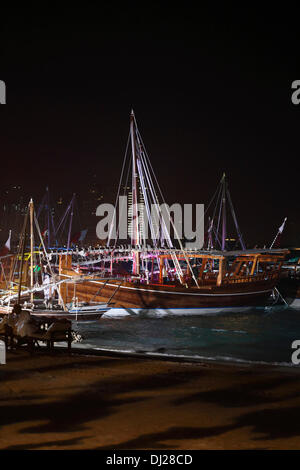 Doha, Qatar, Nov 19, 2013: un dhow illuminata la sera del primo giorno della terza sambuco tradizionale Festival organizzato da Novembre 19-23, 2013. Il festival è uno dei molti eventi culturali tenutosi a il boom del petrolio e del gas emirato durante l anno ed è sotto il patronato del emiro, HH Sheikh Tamim Bin Hamad Al Thani. Credito: Arte di viaggi/Alamy Live News Foto Stock