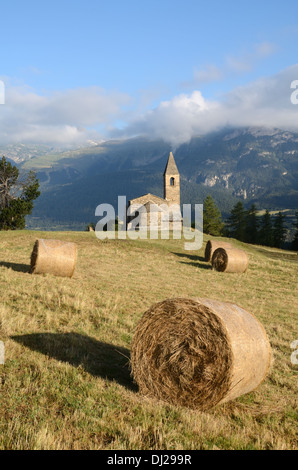 Chiesa Cappella o Eglise St-Pierre d'Extravache e il Parco Nazionale della Vanoise in background sulle Alpi francesi Savoie Francia Foto Stock