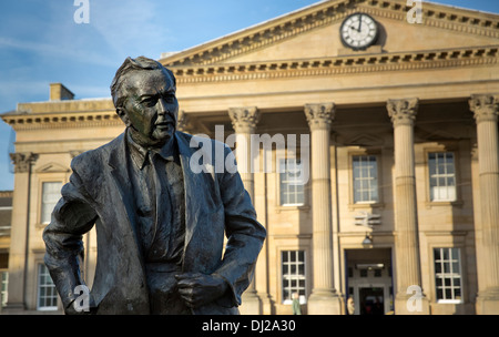 Harold Wilson il Primo Ministro statua fuori Stazione Ferroviaria di Huddersfield, West Yorkshire Foto Stock