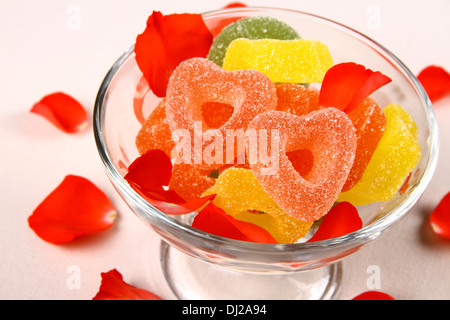 Gelatina colorata caramelle a forma di cuore con fiori foglie, close up Foto Stock