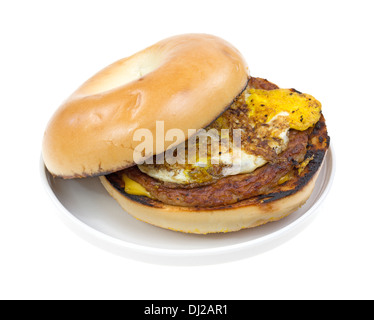 Un bagel colazione panino con salsiccia, uova e formaggio su una piccola piastra. Foto Stock