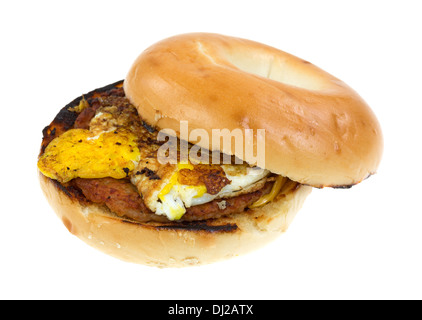 Un bagel colazione con salsiccia uova e formaggio su uno sfondo bianco. Foto Stock