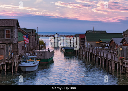 Tramonto sul lago Michigan e storico in Fishtown Leland, Michigan. Foto Stock