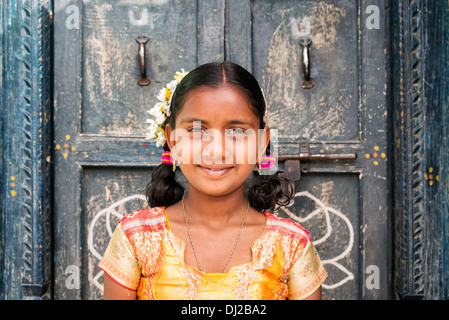 Rurale villaggio indiano ragazza in piedi di fronte a casa le porte. Andhra Pradesh, India Foto Stock