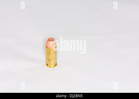 A pistola bullet su sfondo bianco con dettaglio Foto Stock