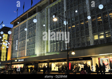 Una vista ravvicinata di John Lewis su Oxford Street, con decorazioni di Natale Foto Stock