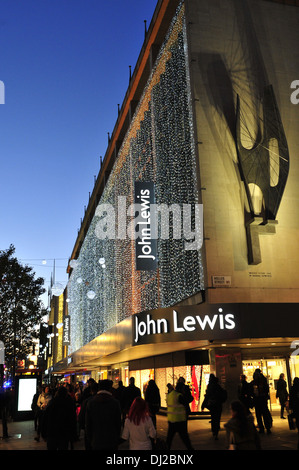 Una vista ravvicinata di John Lewis su Oxford Street, con decorazioni di Natale Foto Stock