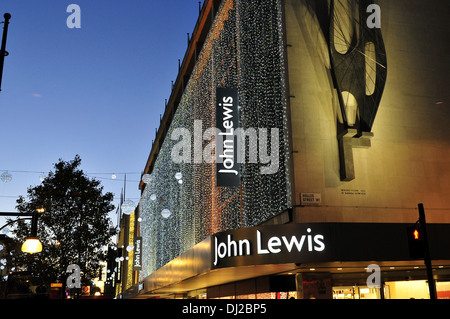 Una vista ravvicinata di John Lewis su Oxford Street, con decorazioni di Natale Foto Stock