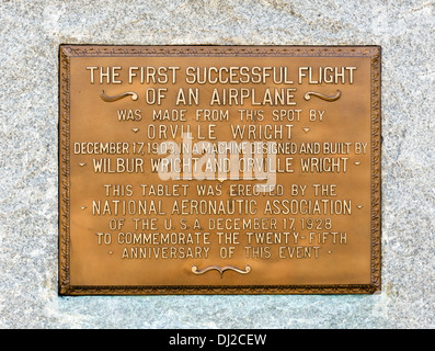 Lapide che ricorda il primo volo il 17 dicembre 1903, Wright Brothers National Memorial, Kill Devil Hills, North Carolina, STATI UNITI D'AMERICA Foto Stock