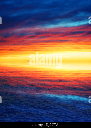 Tramonto mozzafiato con molto colorato nuvole riflettono sulle onde dell'oceano o del mare sullo sfondo della natura Foto Stock