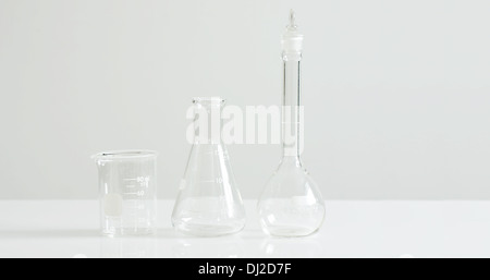 Vetreria di laboratorio su bianco, Stark e concetto sterile Foto Stock