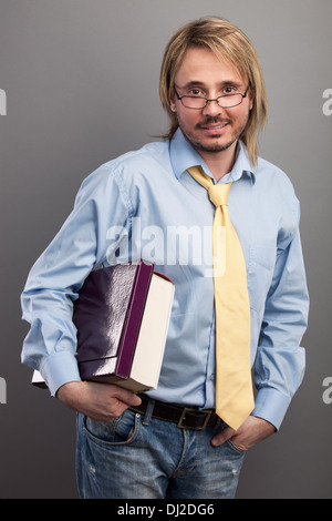 Ritratto di bel giovane azienda cartella e prenota Foto Stock