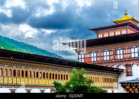 Il Bhutan Landmark Tashichho Dzong, fortezza, centro amministrativo, regio governo del Bhutan, Thimphu, città capitale, Foto Stock