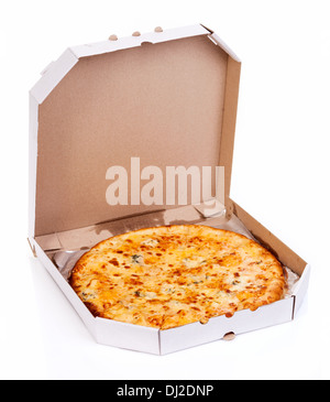 Una gustosa pizza nella casella isolato su bianco Foto Stock