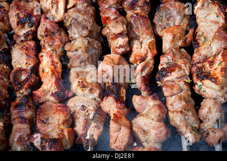 Sfondo di grigliate di shish kebab su spiedini Foto Stock