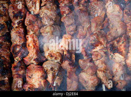 Sfondo di grigliate di shish kebab su spiedini Foto Stock