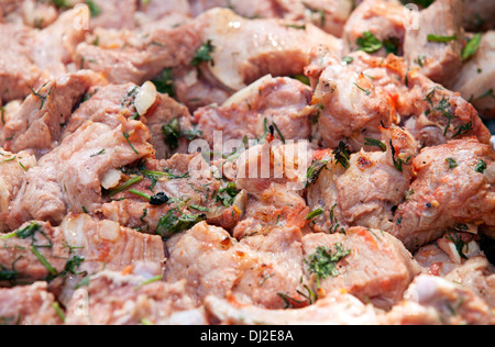 Fette di carne marinata per la cottura alla griglia Foto Stock