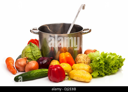 Set di verdure fresche,casseruola e siviera su bianco Foto Stock