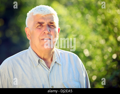 Closeup ritratto di un bel uomo maturo in una giornata di sole Foto Stock