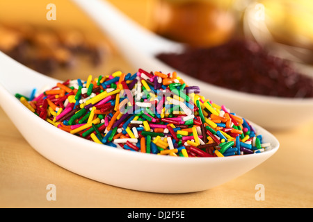 Colorate granelli di zucchero che sono principalmente utilizzati per guarnire i cookie, specialmente a Natale (messa a fuoco selettiva) Foto Stock