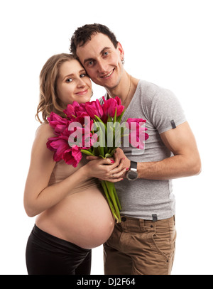 Ritratto di giovane incinta giovane azienda fiori su bianco Foto Stock