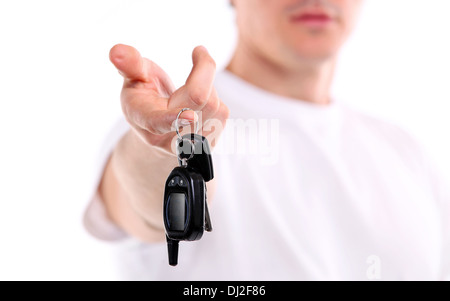 Giovane uomo caucasico tenendo premuto il tasto auto Foto Stock