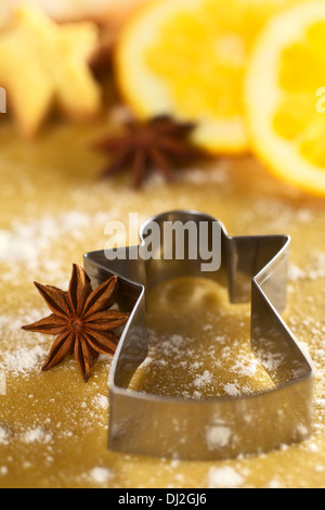 Anice stellato con angelo biscotti a forma di coltello sulla pasta (messa a fuoco selettiva, concentrarsi sul centro dell'anice) Foto Stock