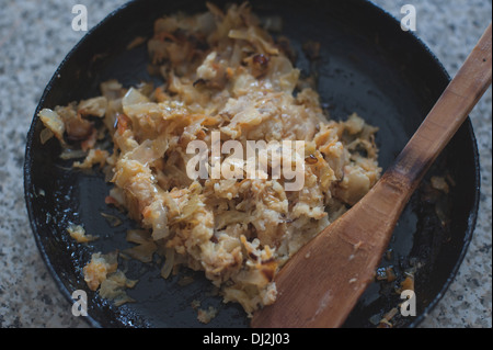 Imbottitura per gnocchi di cavolo, carote e purè di patate Foto Stock