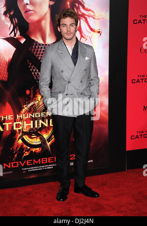 Los Angeles, California, USA. Xviii Nov, 2013. Sam Claflin arriva per la premiere del film "La fame di giochi: Incendio' presso il Nokia Theater. Credito: Lisa O'Connor/ZUMAPRESS.com/Alamy Live News Foto Stock