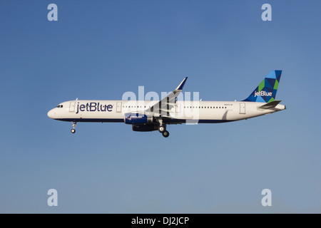 Amburgo, Germania - 13 novembre 2013: un nuovo Airbus A321 per Jet Blue Airways lascia la pianta di Airbus per il suo volo di consegna Foto Stock