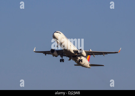 Amburgo, Germania - 13 novembre 2013: un nuovo Airbus A321 per le compagnie aeree Filippine lascia la pianta di Airbus per il volo di consegna Foto Stock