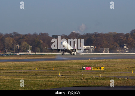 Amburgo, Germania - 13 novembre 2013: un nuovo Airbus A321 per le compagnie aeree Filippine lascia la pianta di Airbus per il volo di consegna Foto Stock