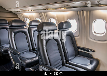 Posti a sedere in pelle all'interno della cabina di un jet di lusso Concorde. Foto Stock
