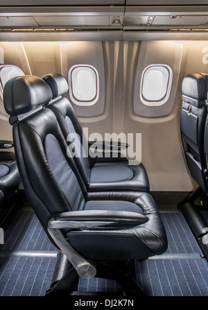 Posti a sedere in pelle all'interno della cabina di un jet di lusso Concorde. Foto Stock