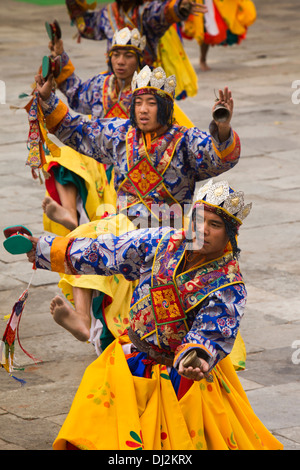 Il Bhutan, Thimpu Dzong, Tsechu annuale, linea di vestiti vivaci festival ballerini Foto Stock