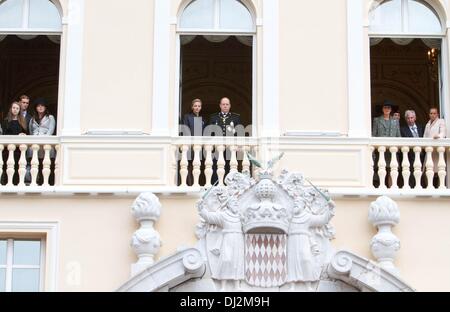 Monte Carlo, Monaco. Xix Nov, 2013. La Principessa Alexandra di Hannover (L-R), Pierre Casiraghi, Charlotte Casiraghi, Montecarlo della Principessa Charlene e il Principe Alberto II, la principessa Carolina di Hannover, un uomo sconosciuto e la Principessa Stephanie di Monaco frequentare l'esercito Parade, come parte delle cerimonie ufficiali per il Monaco Giornata nazionale di Monte Carlo, Monaco, 19 novembre 2013. Foto: Albert Philip van der Werf/dpa/Alamy Live News Foto Stock