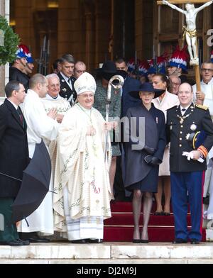 Monte Carlo, Monaco. Xix Nov, 2013. Il Principato di Monaco il Principe Alberto II e sua moglie, Principessa Charlene, lasciare una massa come parte delle cerimonie ufficiali per il Monaco Giornata nazionale di Monte Carlo, Monaco, 19 novembre 2013. Foto: Albert Philip van der Werf/dpa/Alamy Live News Foto Stock