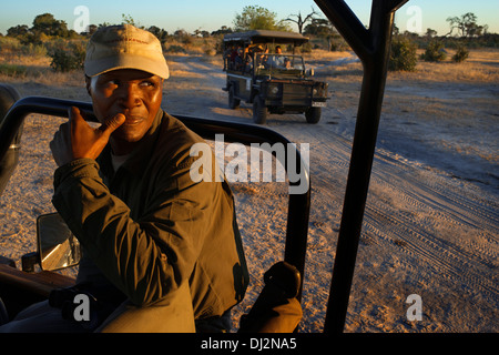 Una delle guide Savute Elephant Camp da Orient Express in Botswana nel Parco Nazionale Chobe . caricato su uno dei 4x4. Foto Stock